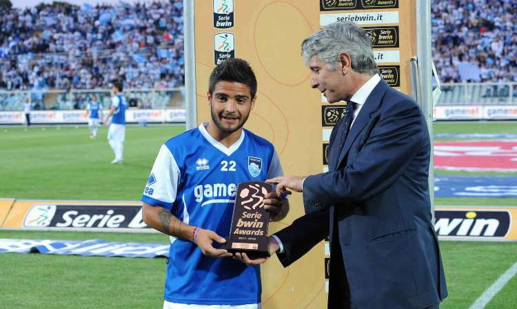 Un giovane Lorenzo Insigne con il trofeo della Serie B, ottenuto con il Pescara