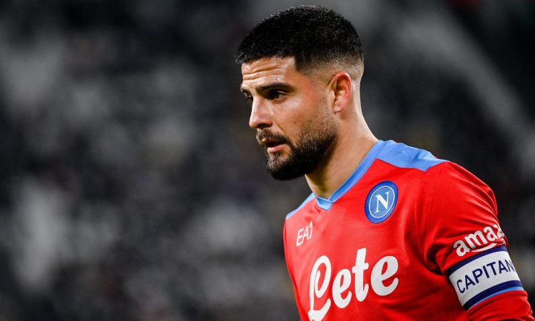 Lorenzo Insigne osserva