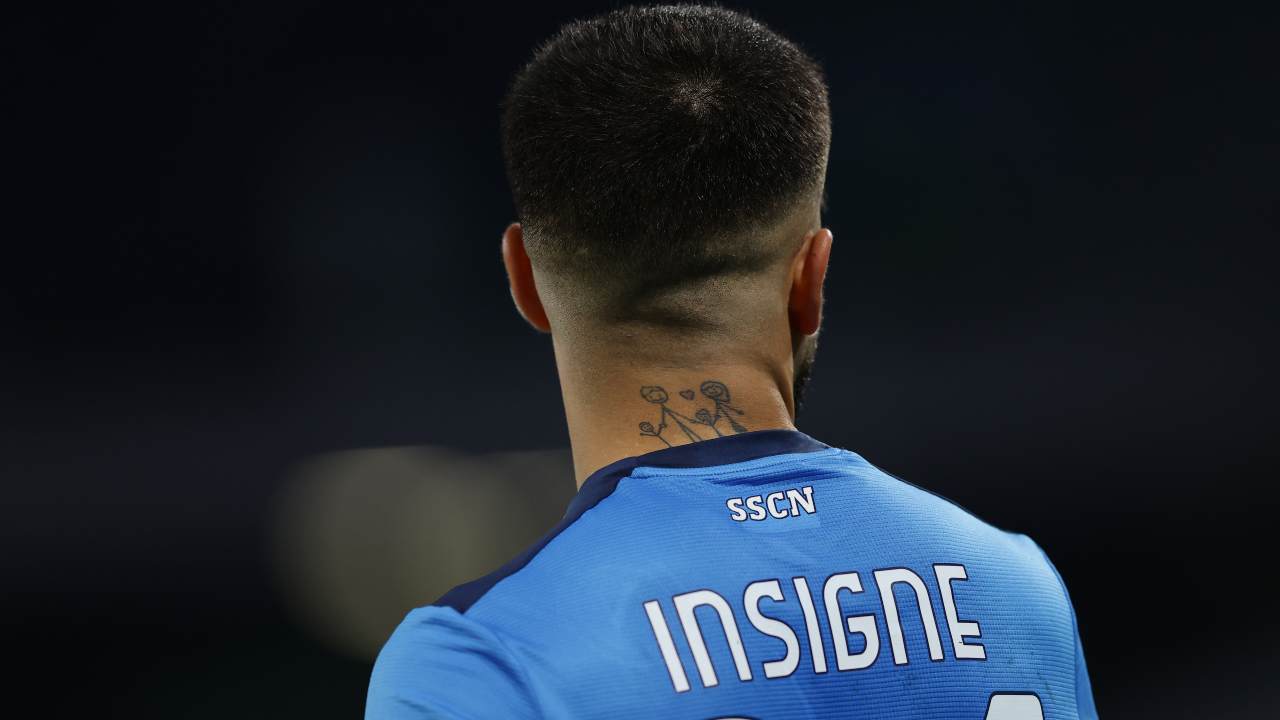 Lorenzo Insigne veste la maglia del suo Napoli, dettaglio del tatuaggio di famiglia