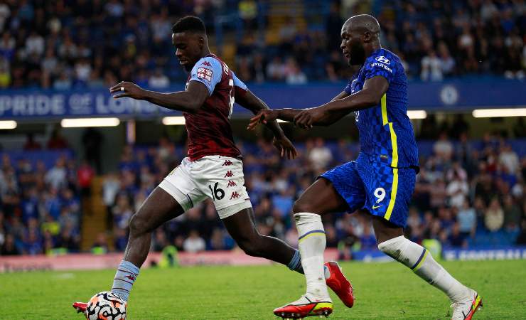 Tuanzebe con la maglia dell'Aston Villa