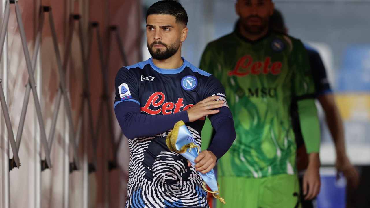 Insigne con la maglia dedicata a Maradona