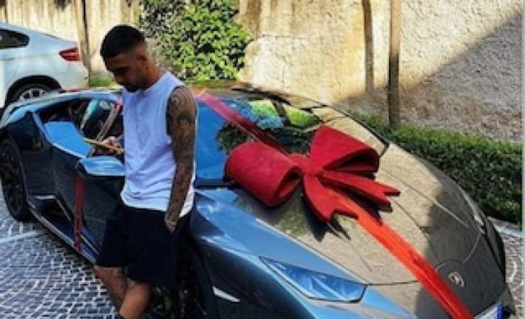 Insigne con la sua Lamborghini 