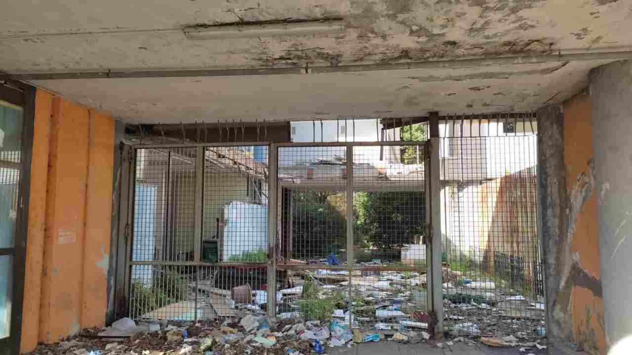 Piscina Scampia degrado interni