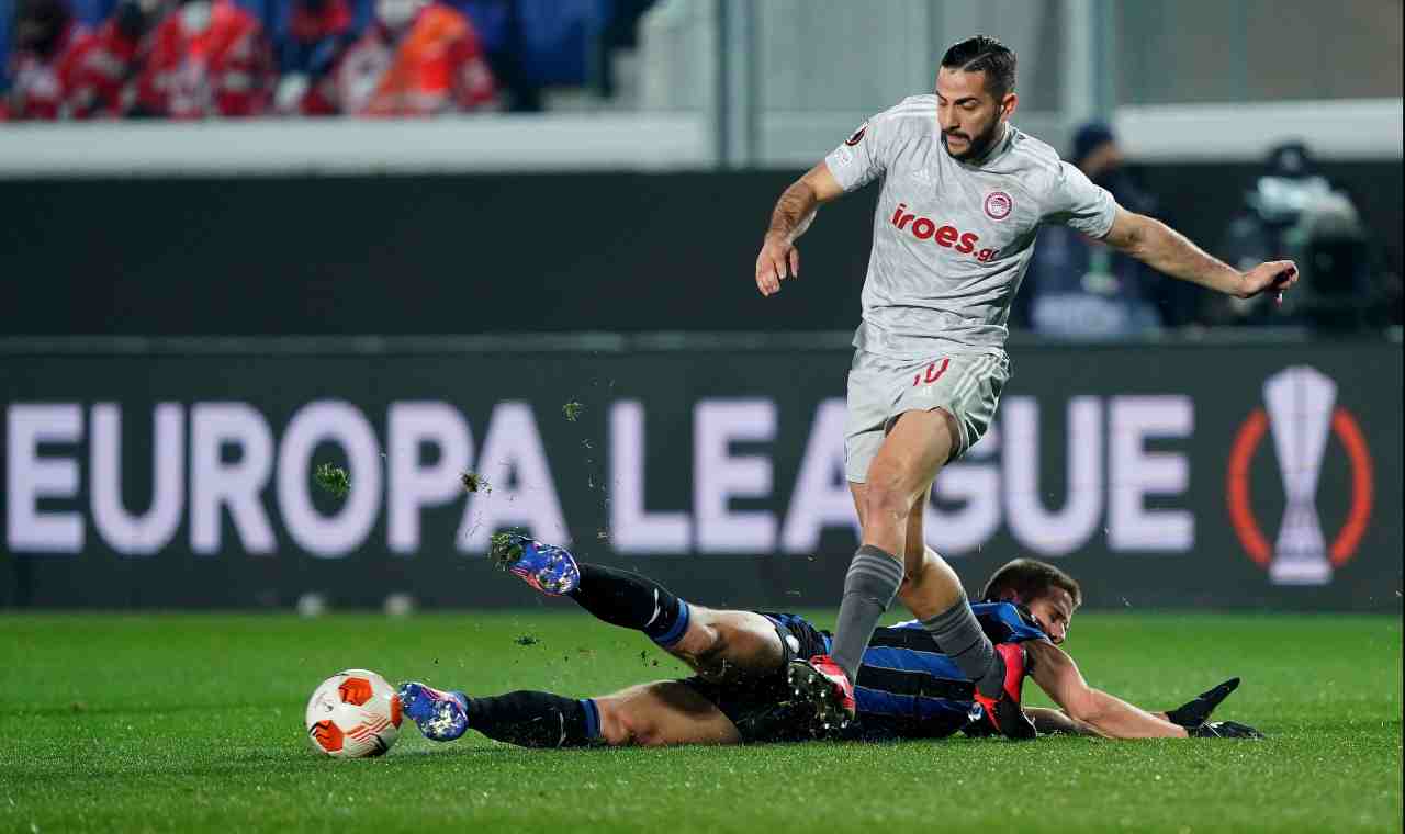 Manolas durante il match tra Atalanta ed Olympiacos 