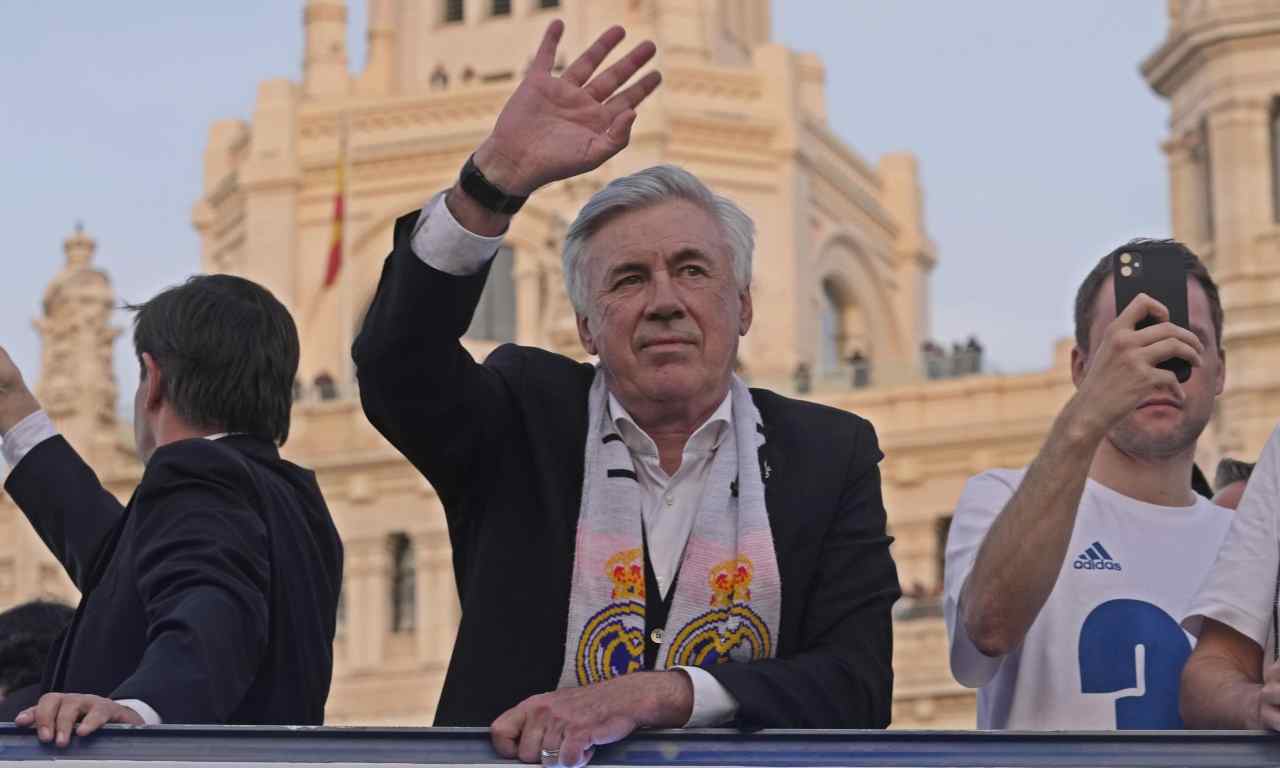 Ancelotti saluta 