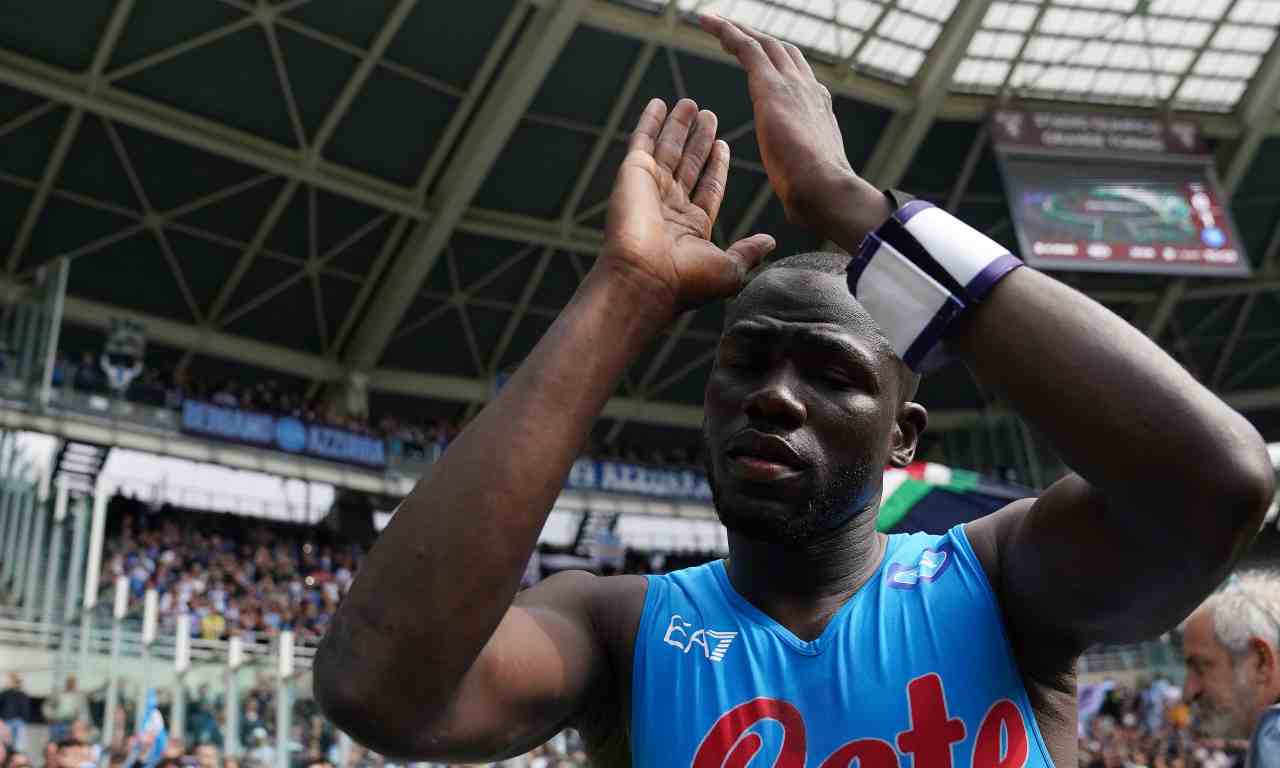 Koulibaly saluta i tifosi del Napoli 