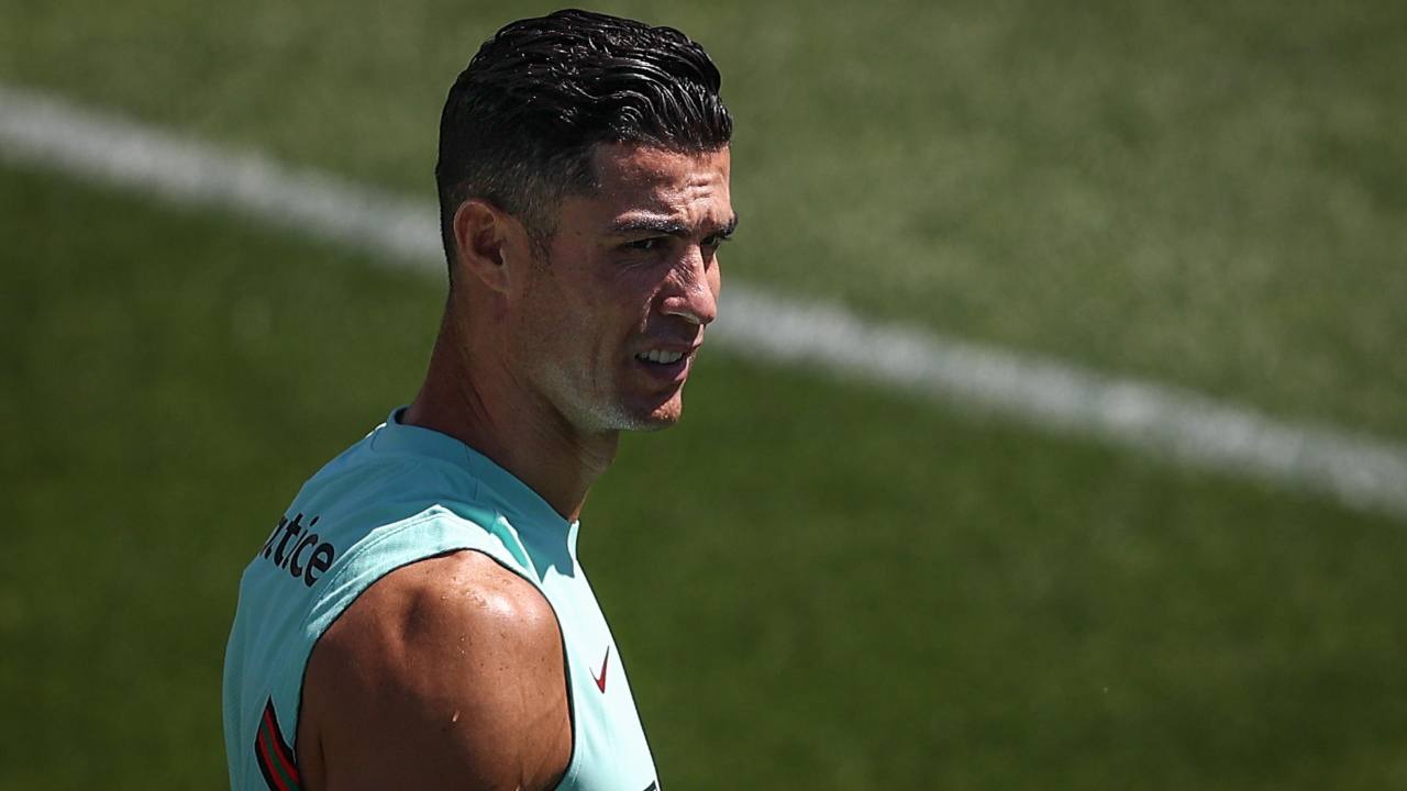 Cristiano Ronaldo osserva