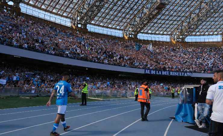 Lorenzo Insigne saluta il pubblico in Napoli-Genoa 