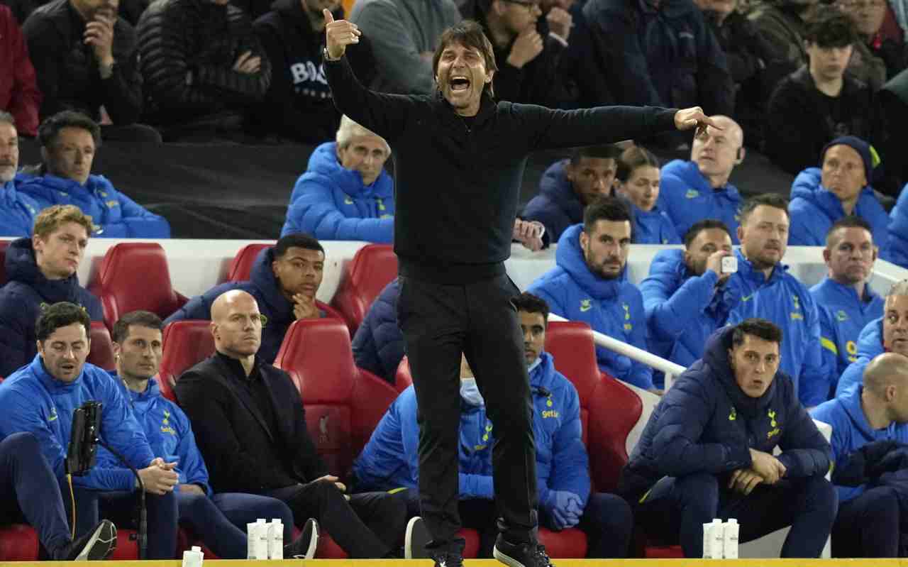 Antonio Conte dà indicazioni 