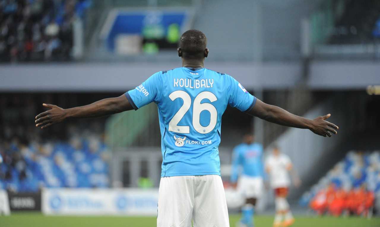 Koulibaly allarga le braccia 