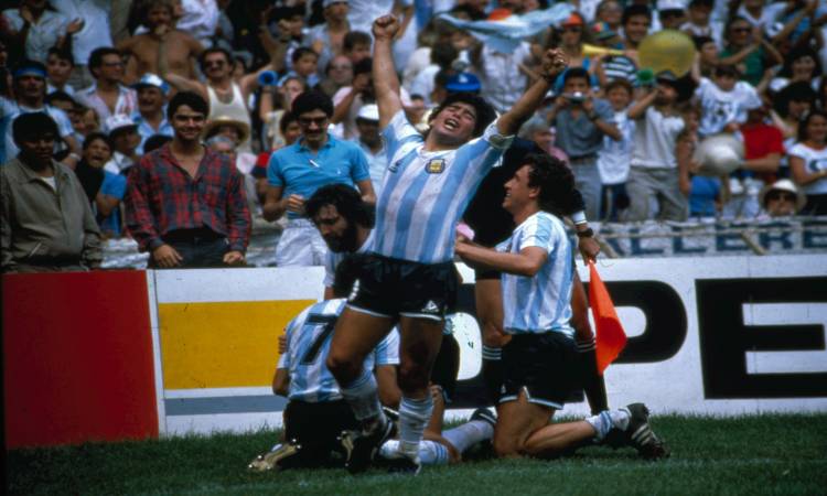 Maradona esultanza