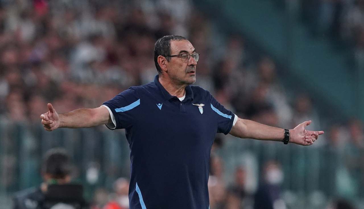 Maurizio Sarri allarga le braccia