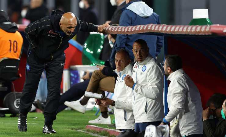 Spalletti parla con i membri dello staff 