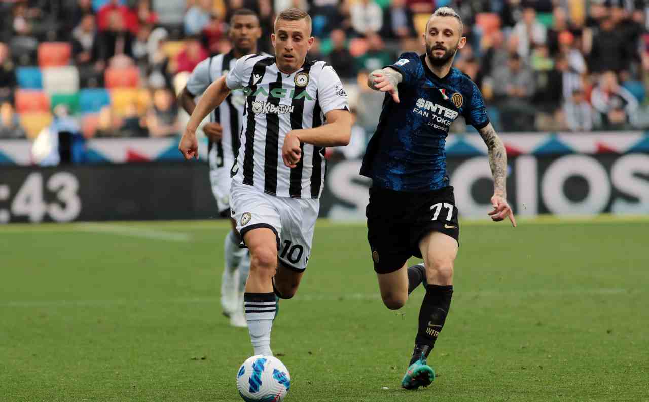 Deulofeu e Brozovic in azione durante la gara tra Udinese ed Inter