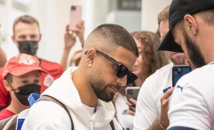 Lorenzo Insigne firma autografi ai tifosi