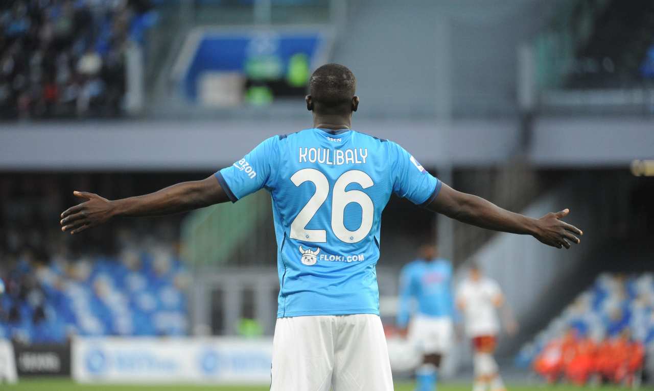 Kalidou Koulibaly allarga le braccia 