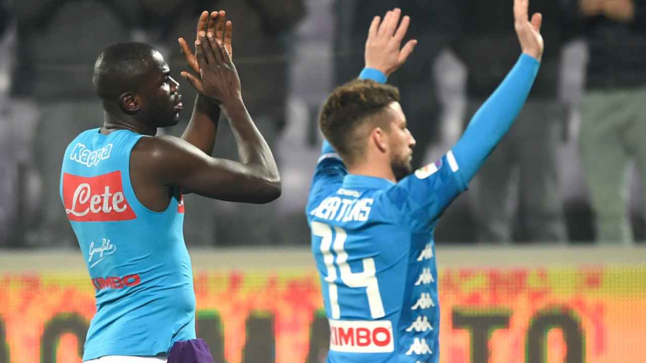 Kalidou Koulibaly e Dries Mertens salutano