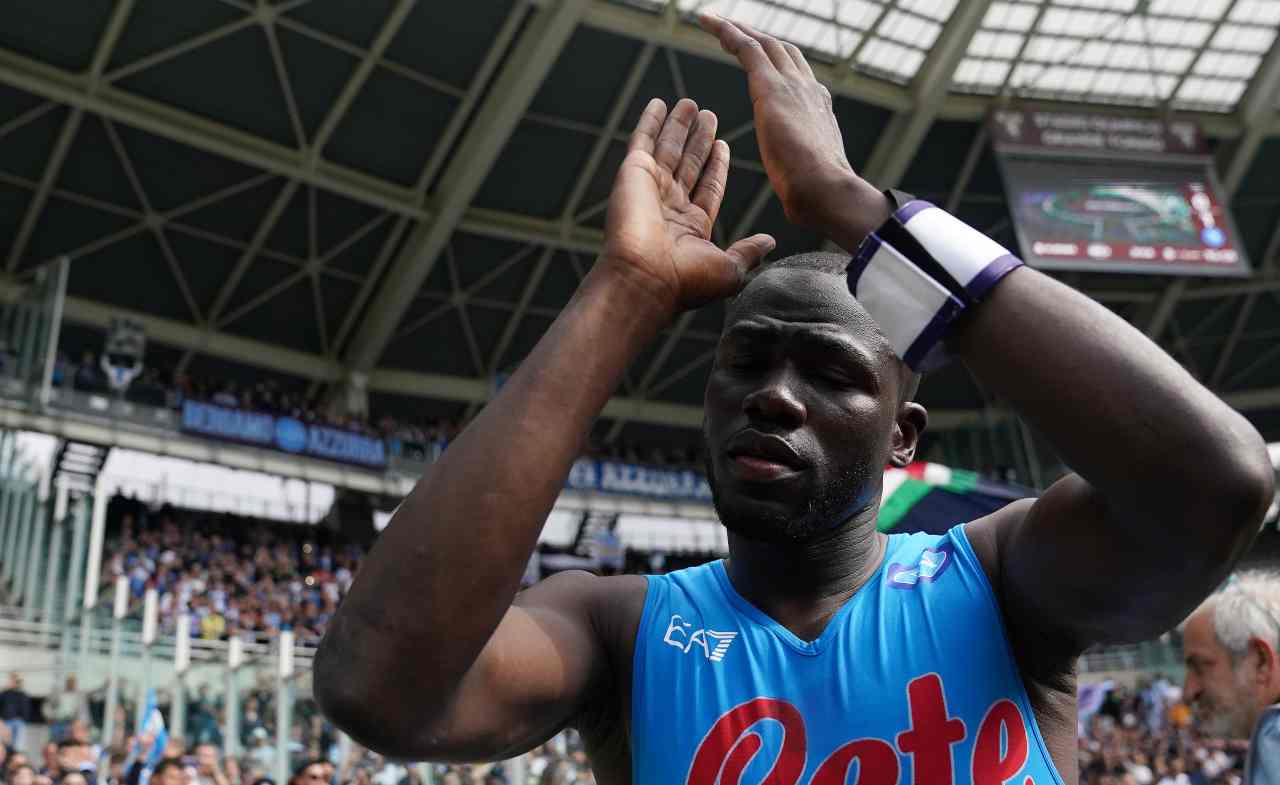 Koulibaly saluta i tifosi del Napoli