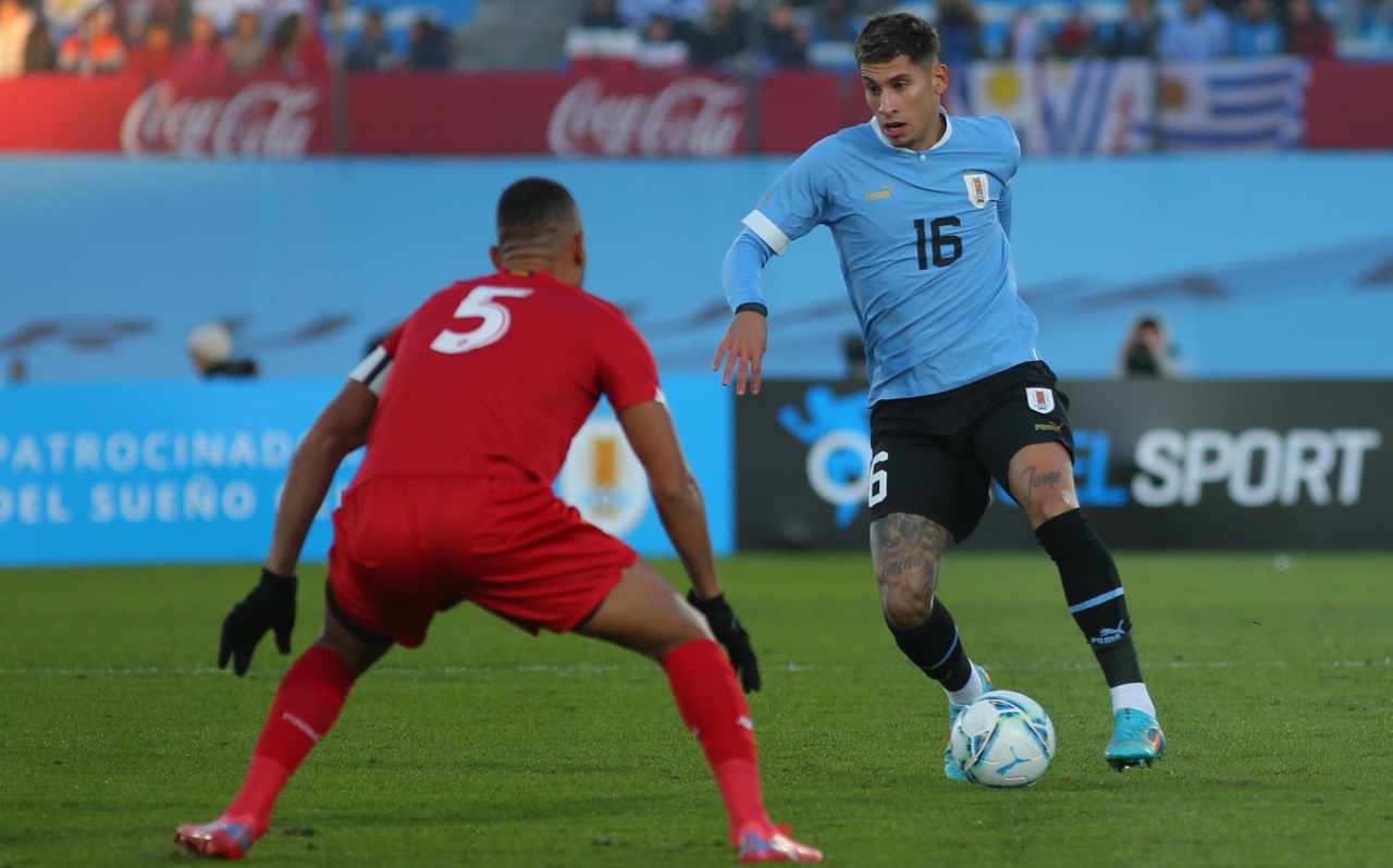 Olivera in azione con l'Uruguay