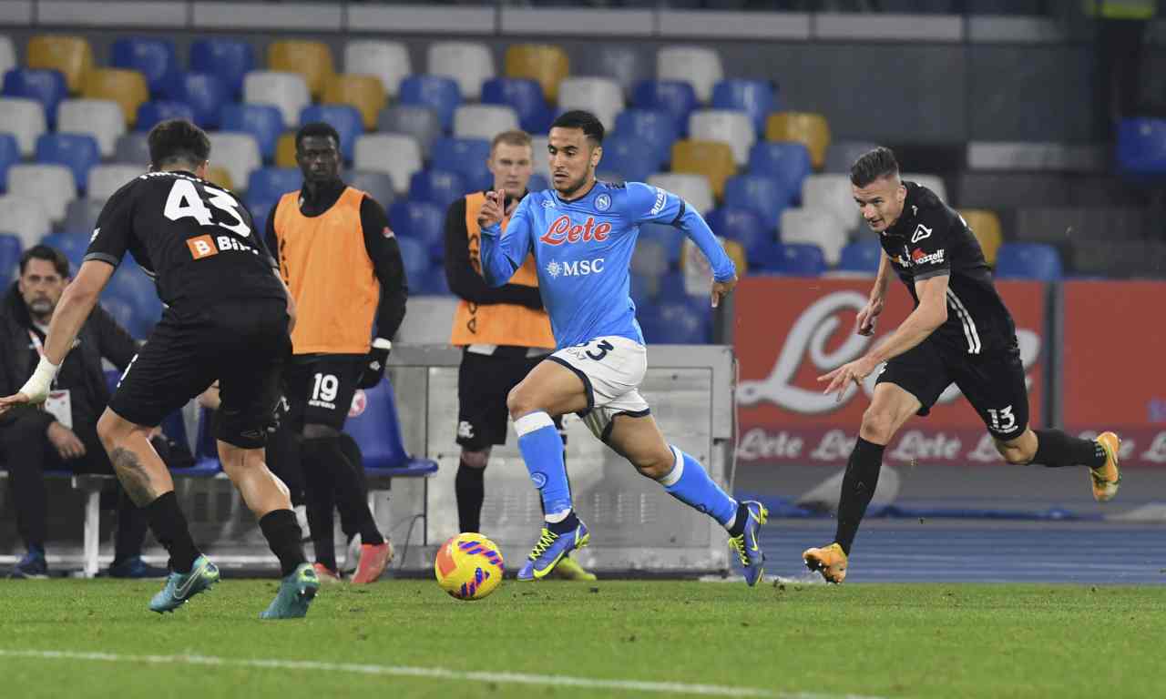 Adam Ounas porta palla 