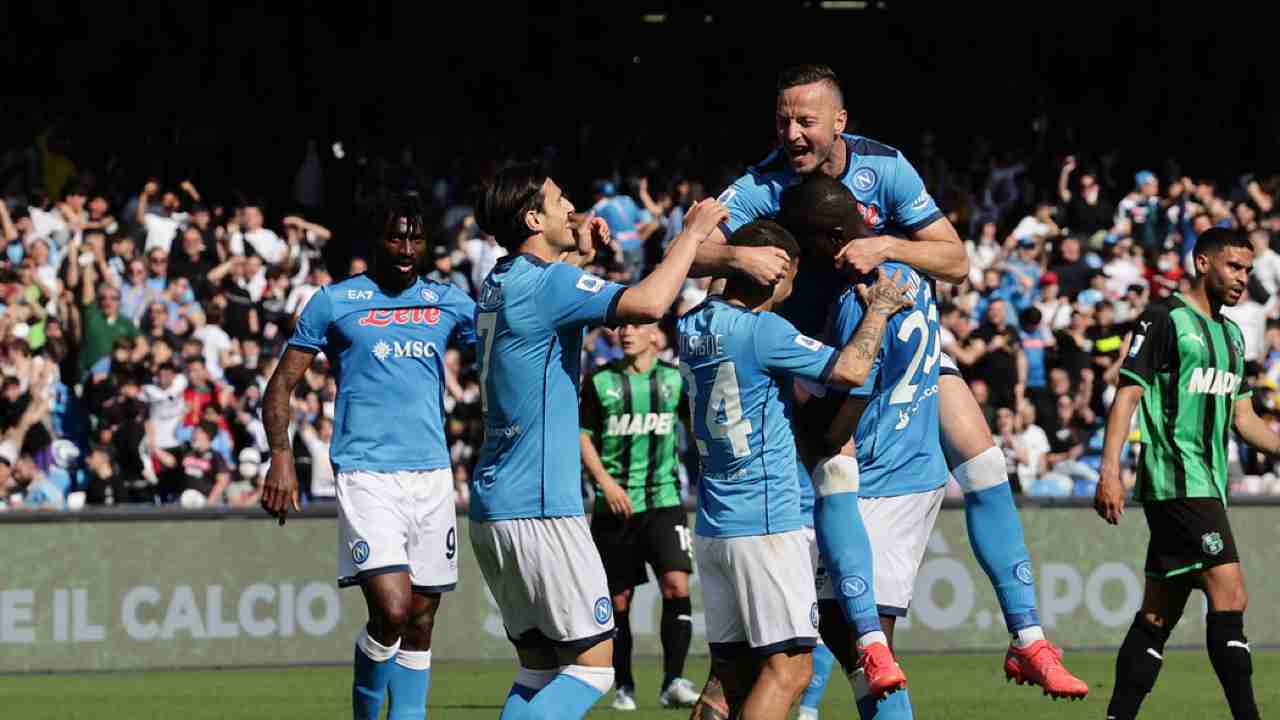 I calciatori del Napoli esultano al gol