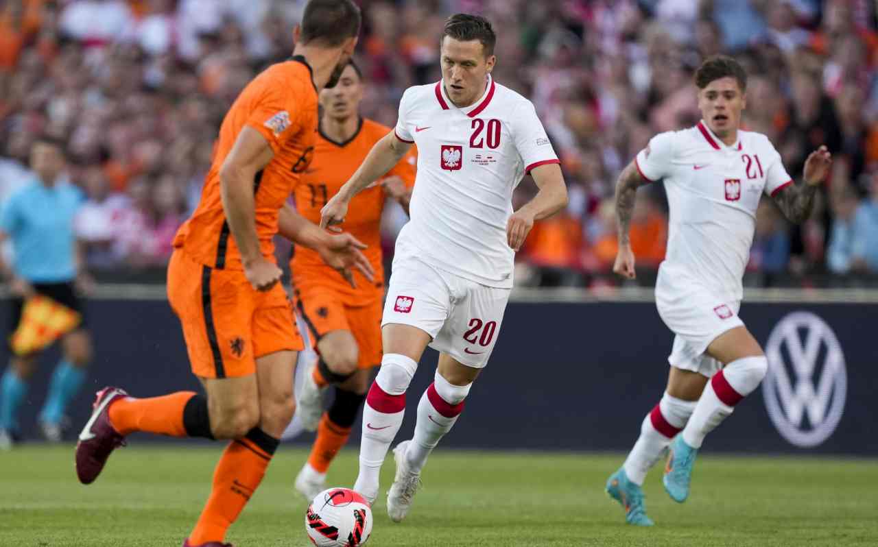 Zielinski porta palla durante Olanda-Polonia 