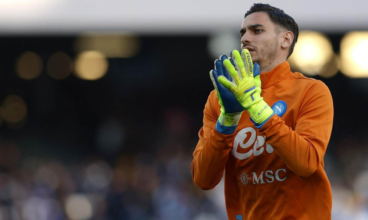 Alex Meret saluta i tifosi del Napoli