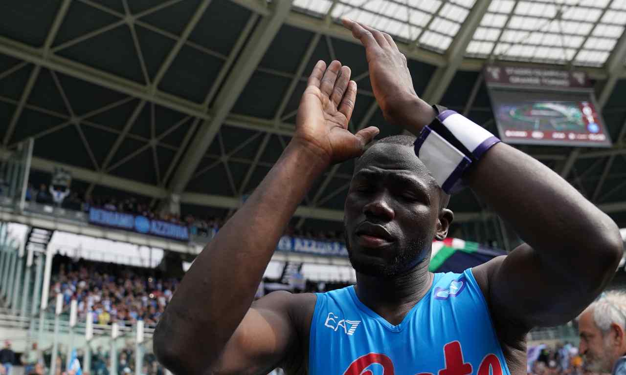 Koulibaly saluta i tifosi del Napoli 