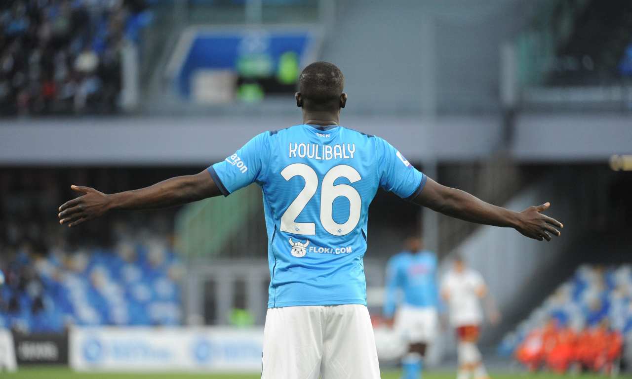 Koulibaly allarga le braccia 