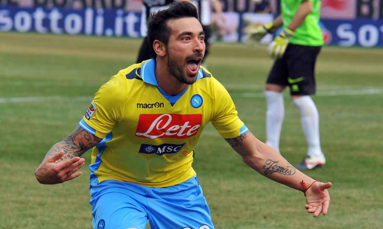Lavezzi esulta con la maglia del Napoli