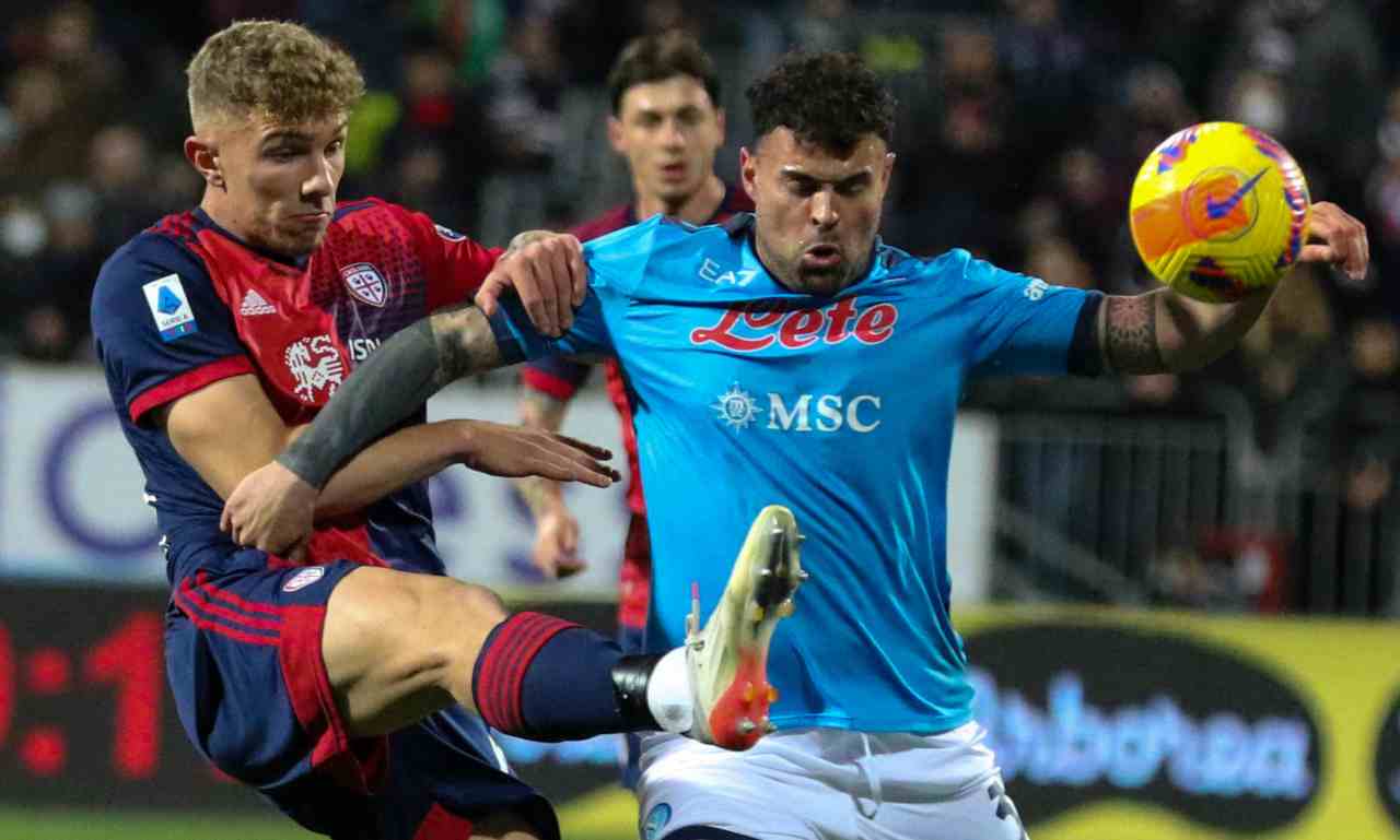 Petagna in azione contro il Cagliari 