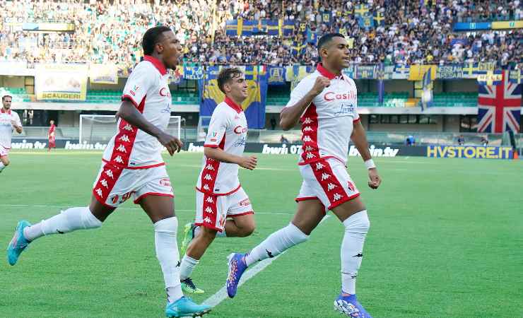 Folorunsho festeggia con i compagni il gol del Bari al Verona