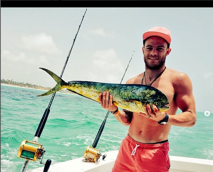 Nandez posa fiero con un pesce appena pescato