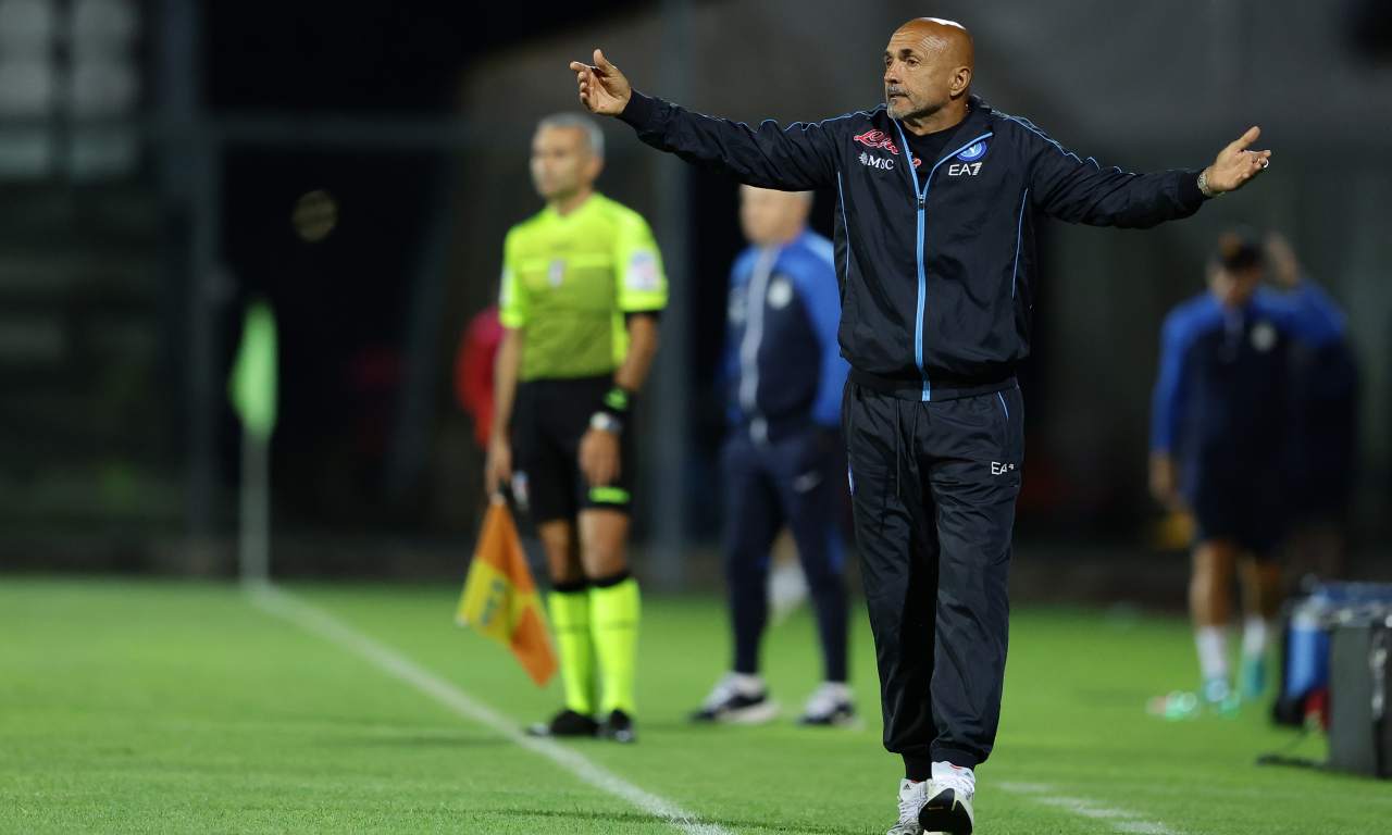 Spalletti allarga le braccia 