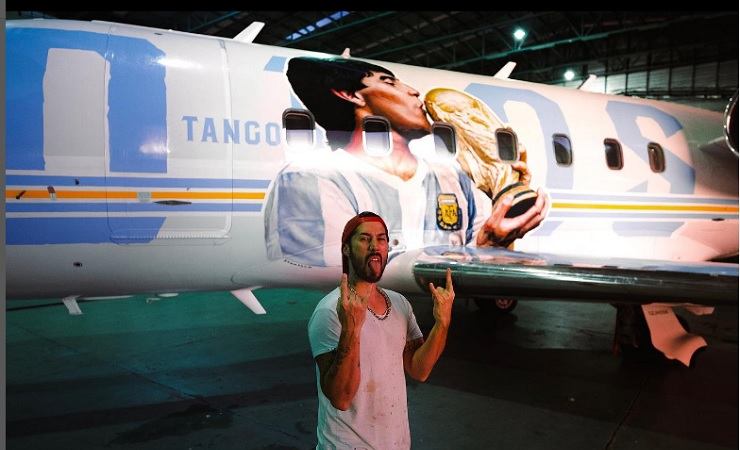 Tango D10S, aereo dedicato a Maradona, con l'opera realizzata da Maxi Bagnasco
