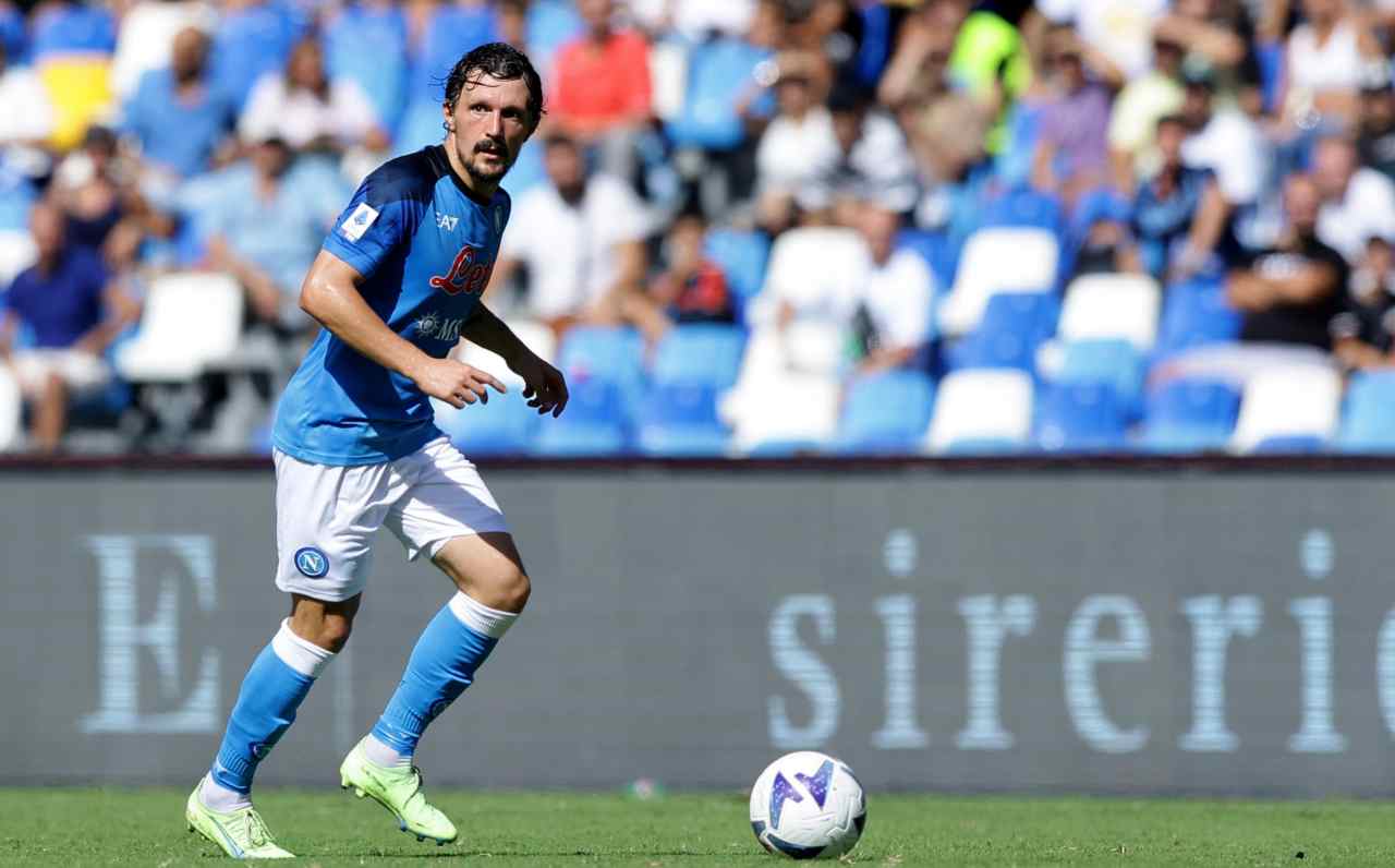 Mario Rui porta palla 