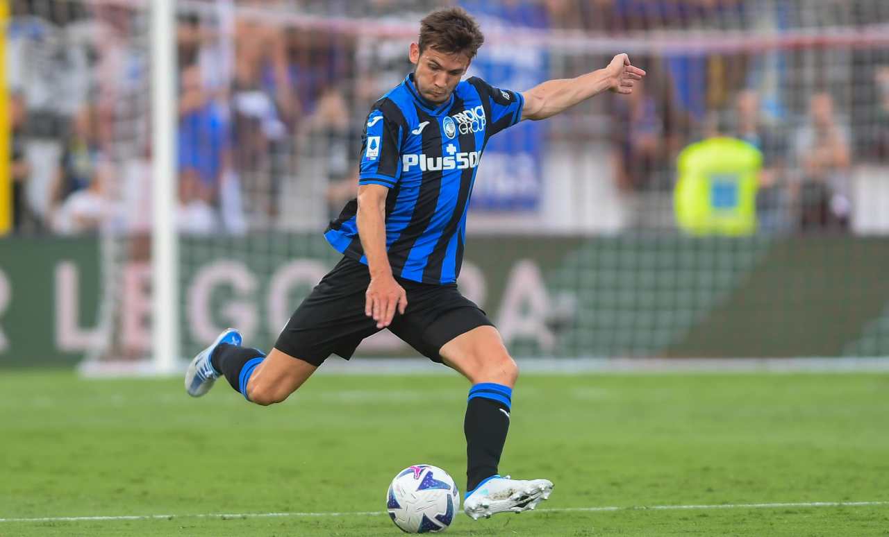 De Roon calcia il pallone 