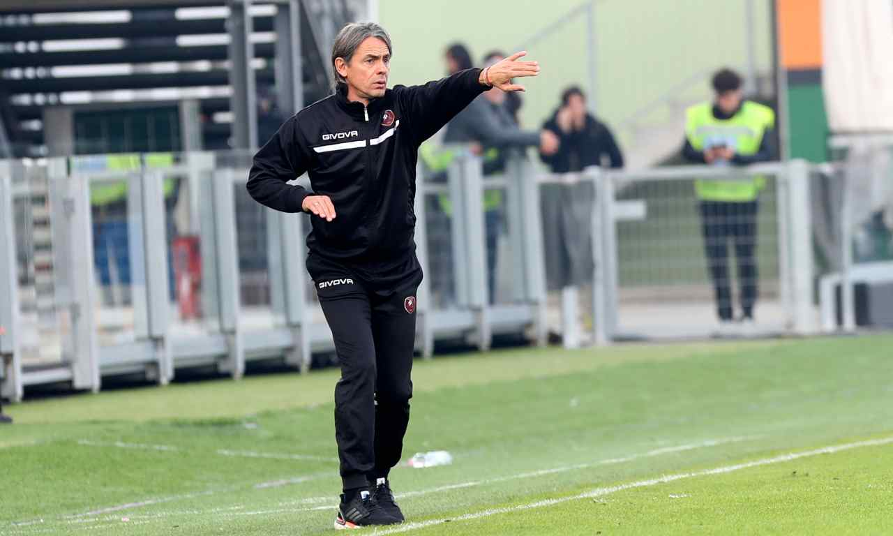 Filippo Inzaghi dà indicazioni 