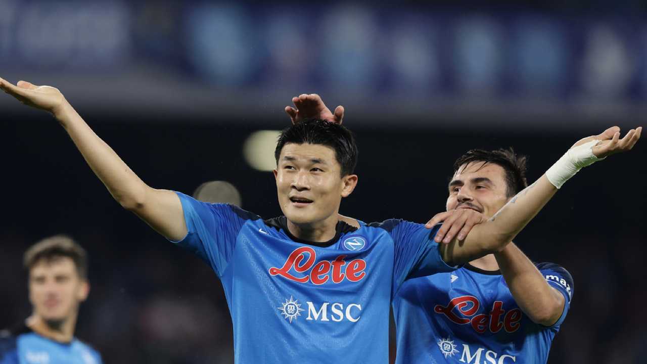 Kim Min-Jae esulta con Elmas la vittoria sull'Empoli