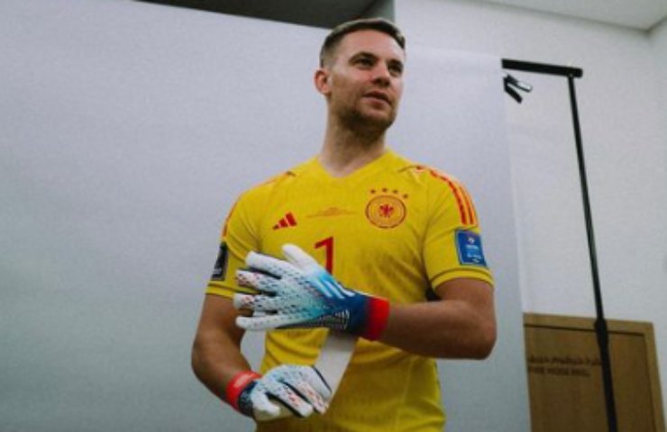 Manuel Neuer prima della gara contro il Giappone