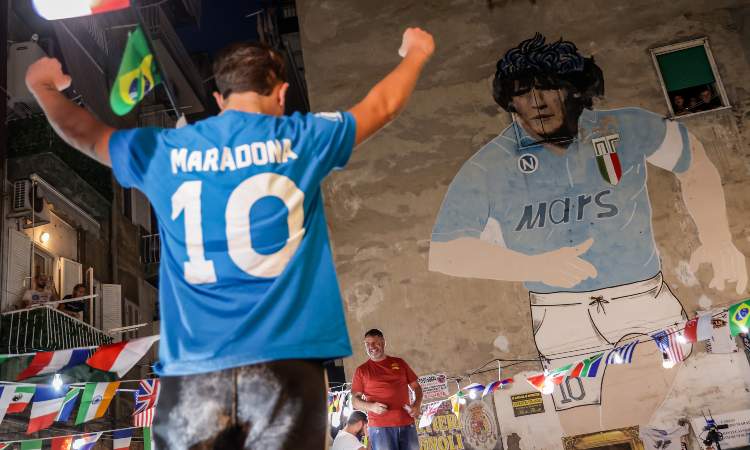 Maradona murales culto - napolicalciolive.com 