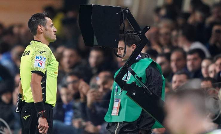 L'arbitro Mariani all'on-field review 