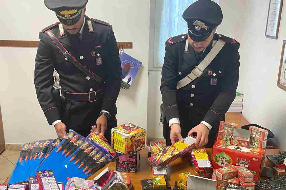 Carabinieri con fuochi d'artificio sequestrati napolicalciolive.com 30122022