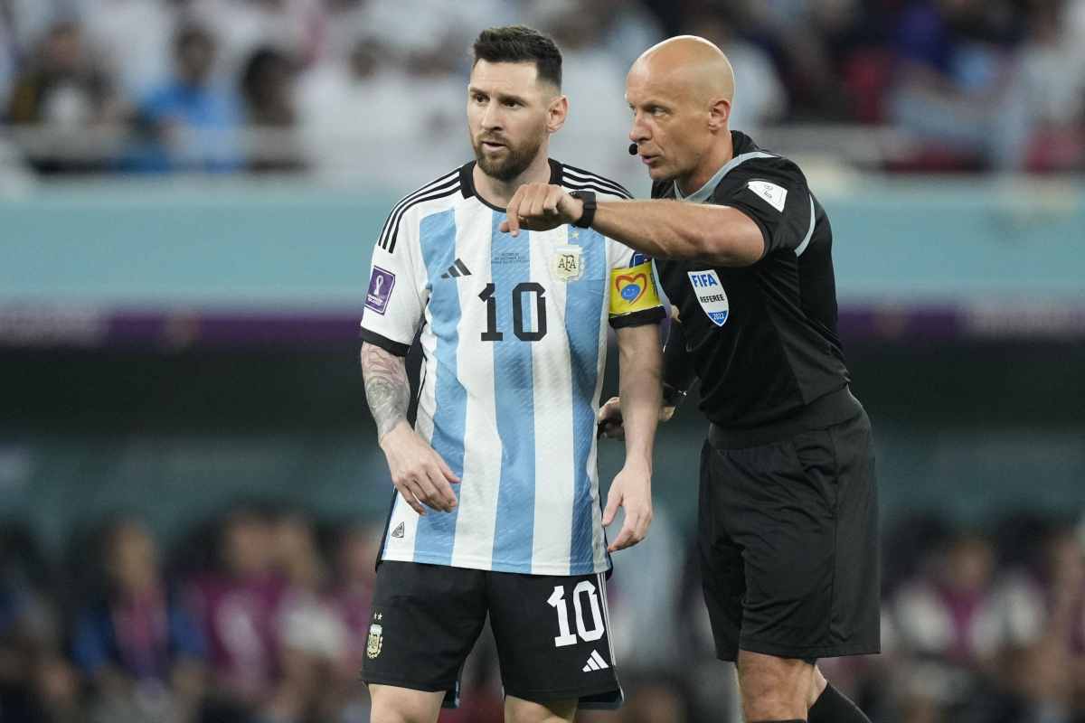 Marciniak con Messi 