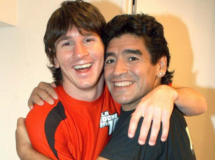Lionel Messi e Diego Armando Maradona abbracciati - Napolicalciolive.com