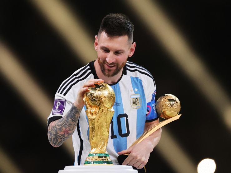 Messi accarezza la Coppa - Napolicalciolive.com