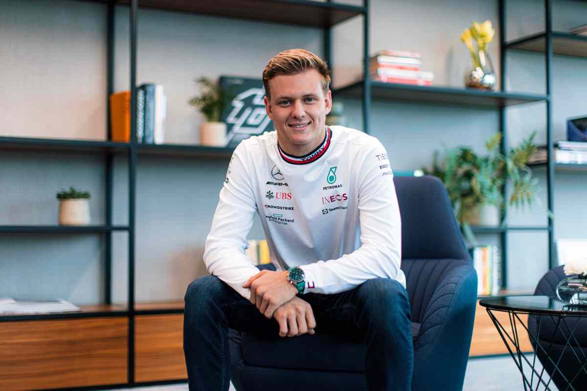 Mick Schumacher in posa con la divisa della Mercedes-AMG Petronas napolicalciolive.com 26122022