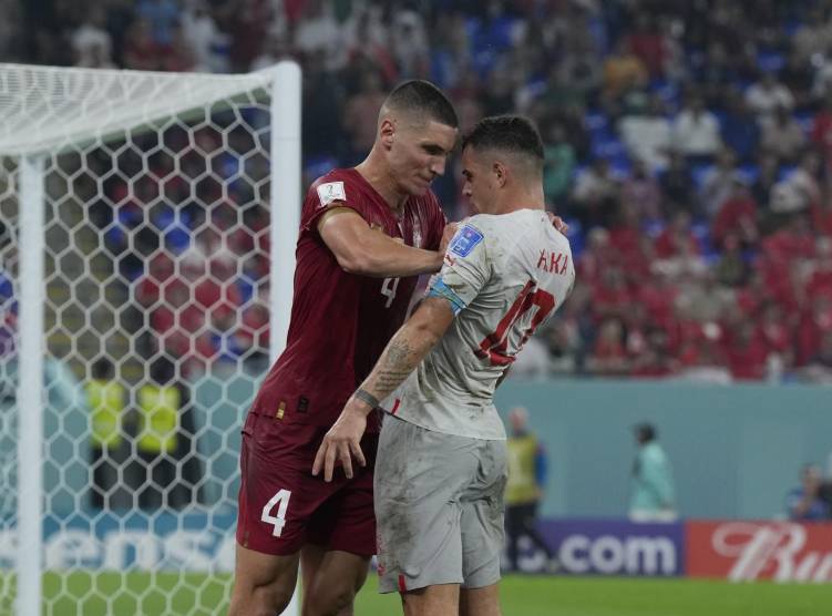 Xhaka discute con Milenkovic copo il suo brutto gesto - Napolicalciolive.com