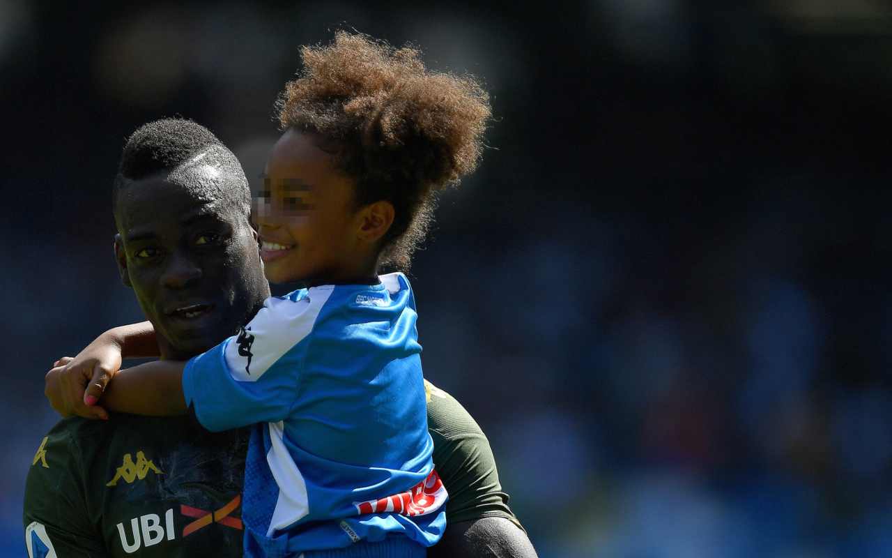 Mario Balotelli con la figlia- napolicalciolive.com