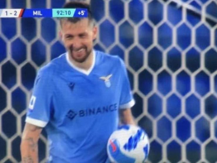 L'ormai noto sorriso di Acerbi dopo il 2-1 del Milan - Napolicalciolive.com